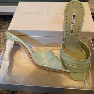 New Manolo Blahnik Women’s size 40 mules